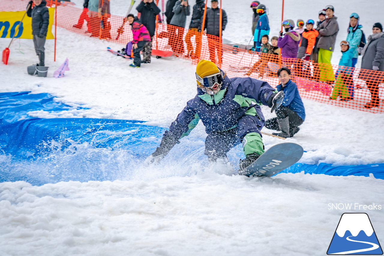 富良野スキー場｜季節は、まだ冬？それとも…？小雪が舞い、たくさんの雪が残る富良野スキー場で、春の恒例イベント『春スキー池渡り大会』開催(^^)/